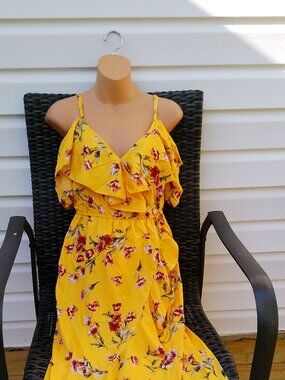 A Hint of Blush‎ Yellow Floral Flowy Hi-Low Dress Size Small GREAT  CONDITION